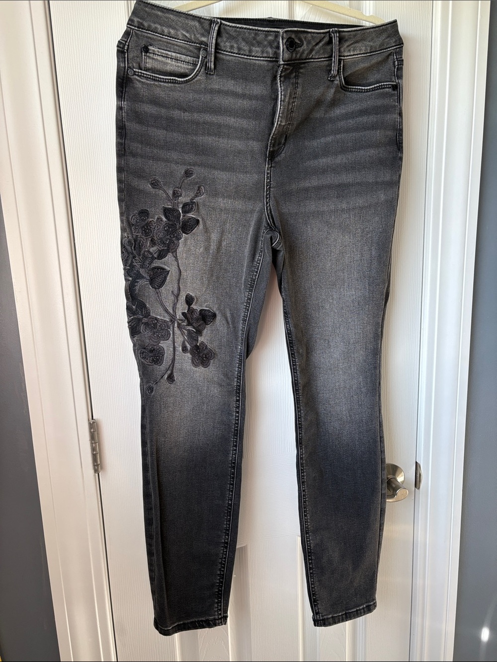 Simply Vera Vera Wang Black Embroidered Skinny Jeans Sz 12